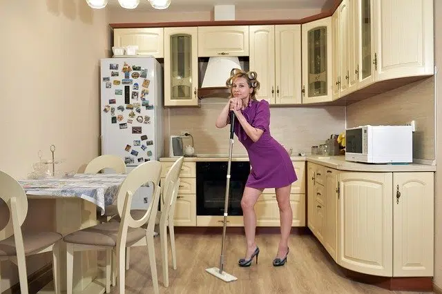 Une femme qui fait le ménage