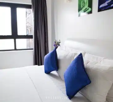 Un matelas avec plusieurs oreillers