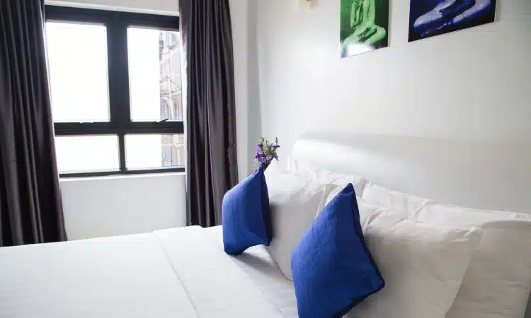 Un matelas avec plusieurs oreillers