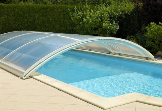 Pourquoi installer un abri piscine coulissant