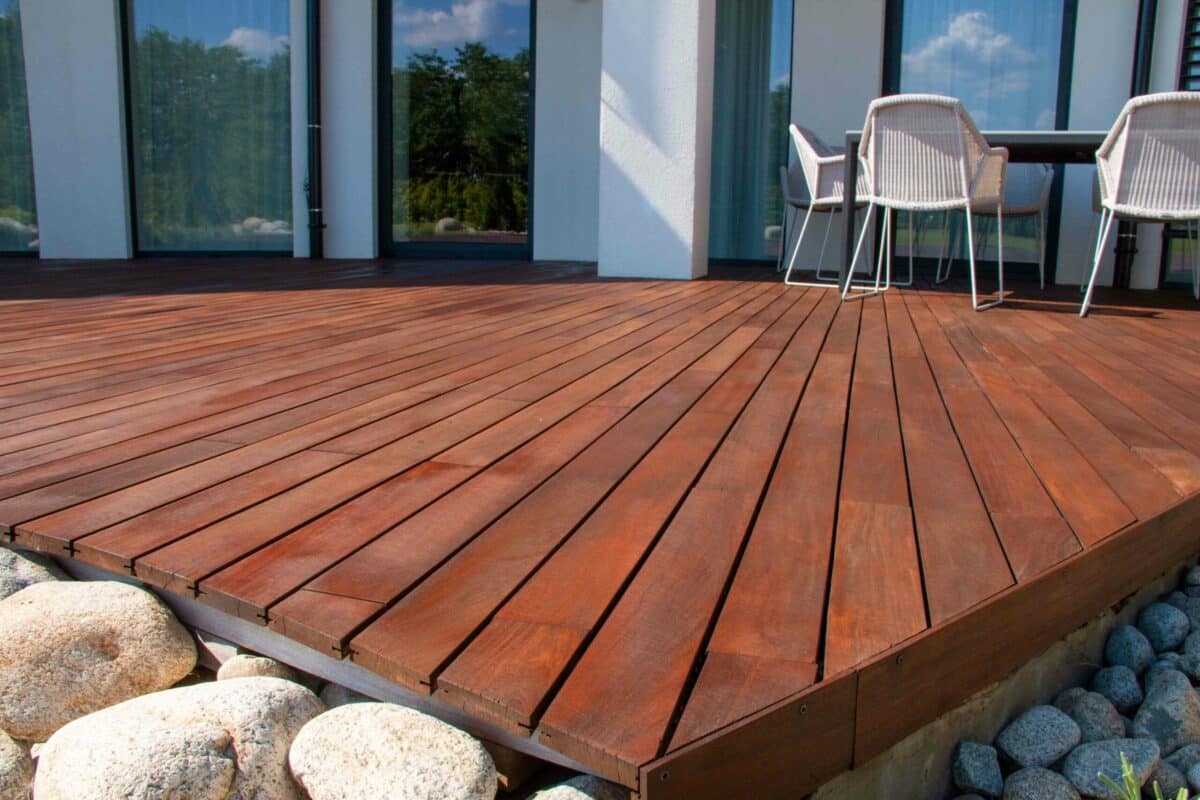 Choisir les bonnes lambourdes pour votre terrasse en bois : guide et conseils