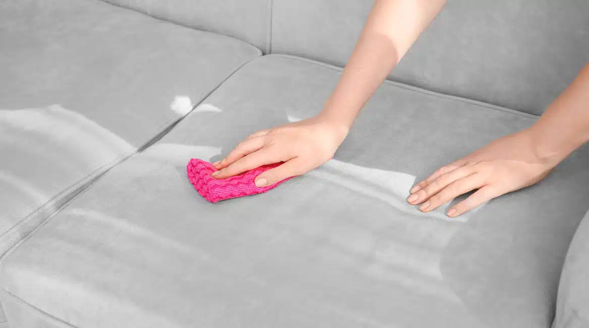Conseils pratiques pour nettoyer les taches sur un canapé en tissu