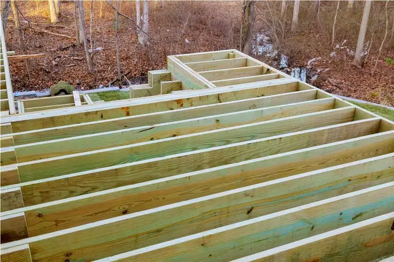 Étape par étape : mesurer et calculer l'entraxe pour une terrasse en bois durable