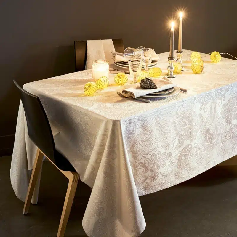 La nappe enduite : un allié pour des repas sans soucis