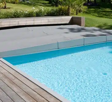 Une piscine recouverte de bâche