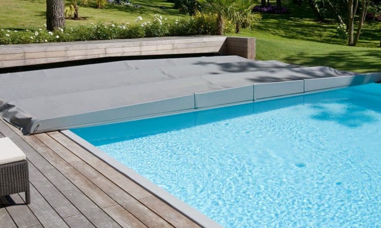 Une piscine recouverte de bâche