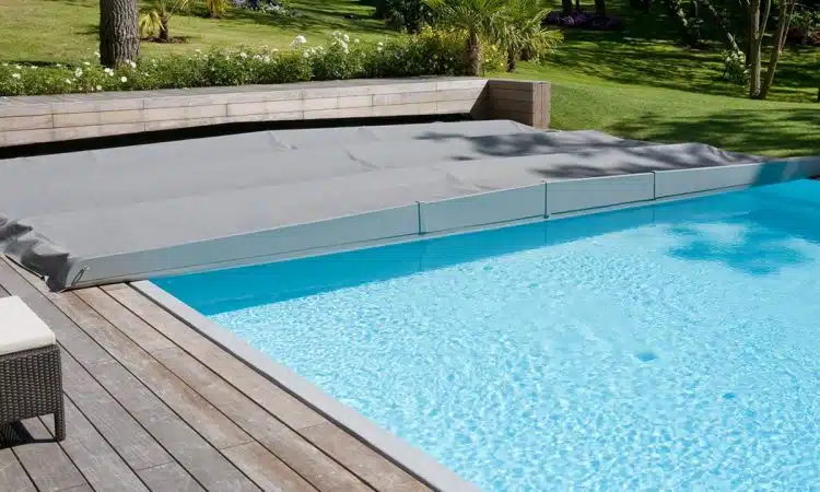 Une piscine recouverte de bâche