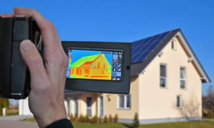 Un écran devant une maison