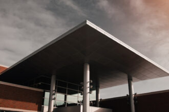 Aluminium et durabilité : pourquoi les pergolas et carports en aluminium sont un investissement rentable ?