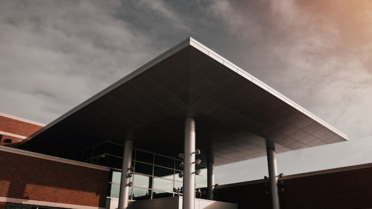 Aluminium et durabilité : pourquoi les pergolas et carports en aluminium sont un investissement rentable ?