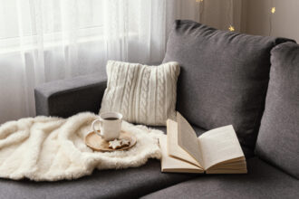 Ambiance cocooning : comment choisir son plaid de canapé ?