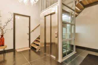 Ascenseur vs monte-charge : quelles différences pour votre maison ?