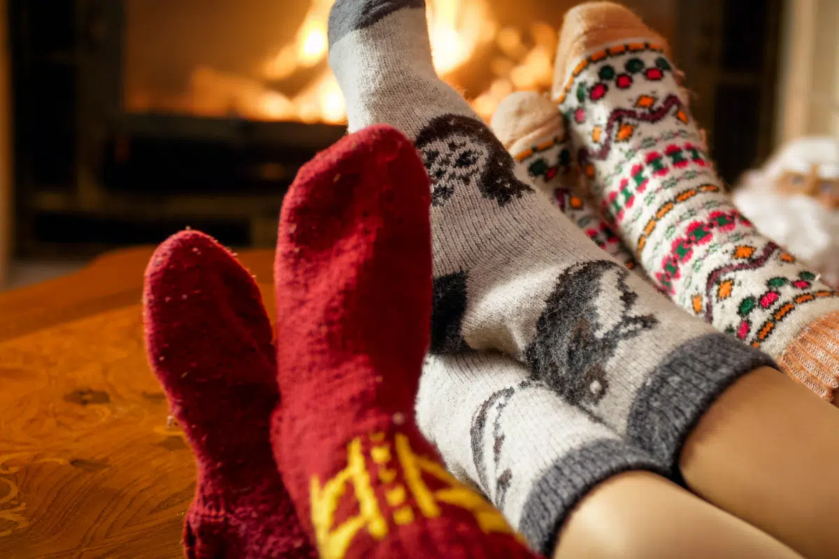 chaussettes en laine devant un feu de cheminée