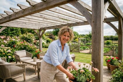 Femme souriante arrangeant des plantes sur une pergola en bois