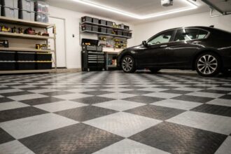 Garage résidentiel rénové avec des dalles de sol clipsables en motif damier gris anthracite et gris clair