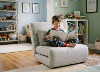 Garçon de 7 ans lisant un livre dans sa chambre chaleureuse