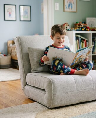 Garçon de 7 ans lisant un livre dans sa chambre chaleureuse