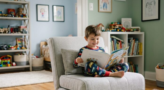 Garçon de 7 ans lisant un livre dans sa chambre chaleureuse
