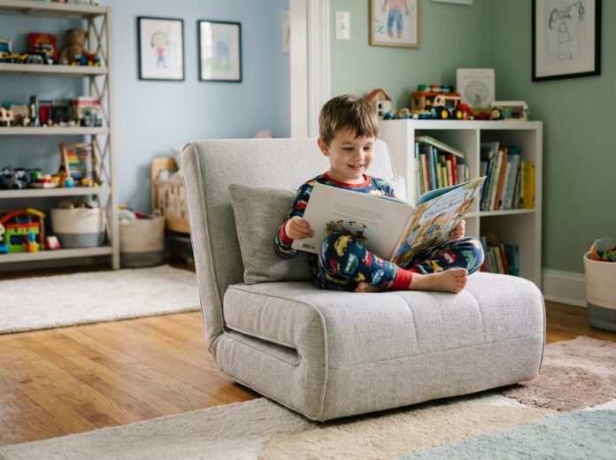 garcon-livre-lecture-chambre Garçon de 7 ans lisant un livre dans sa chambre chaleureuse