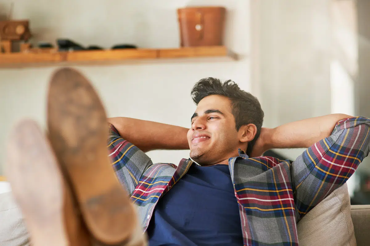 homme dans un canapé confortable