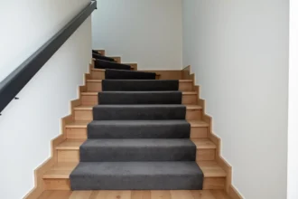 Escalier moderne avec marches en moquette grise anthracite dans un intérieur scandinave minimaliste