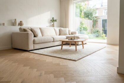 Parquet en chêne clair dans un salon scandinave moderne avec canapé en lin et tapis en laine