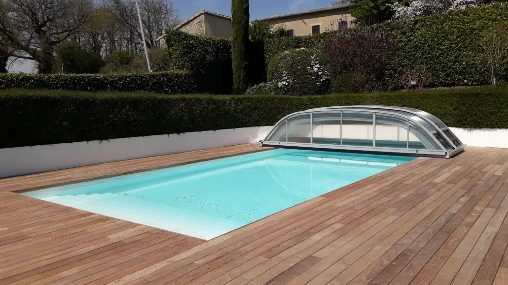 installer un abri piscine coulissant 