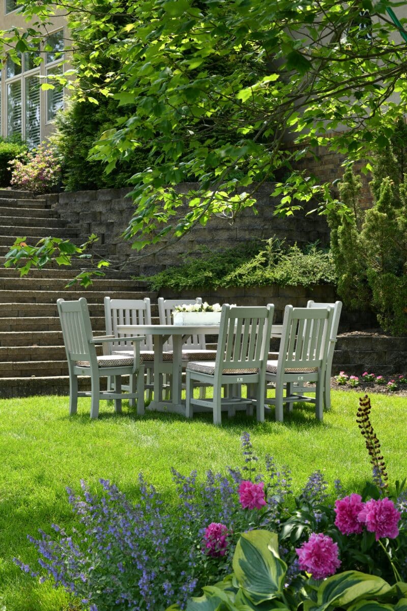 table extérieure dans un jardin verdoyant