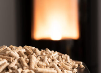 Transformation de l’espace cheminée : intégrer un rangement à granulés design