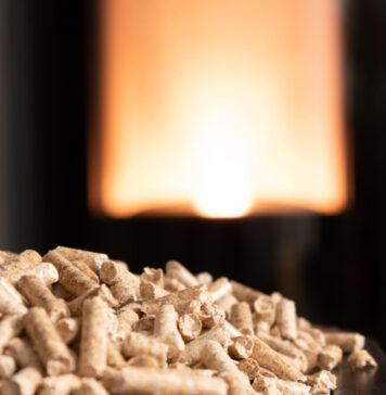 Transformation de l’espace cheminée : intégrer un rangement à granulés design