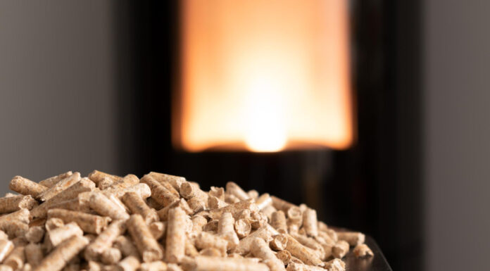 Transformation de l’espace cheminée : intégrer un rangement à granulés design